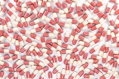 Beyaz arka plan üzerinde kapsül.