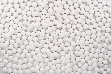 Beyaz haplar, beyaz arka plan tabletler.