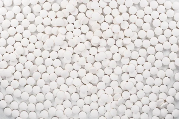 Weiße Pillen, Tabletten auf weißem Hintergrund. — Stockfoto
