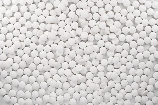 Witte pillen, tabletten op witte achtergrond. — Stockfoto