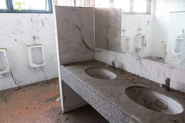 Casa de banho abandonada. um monte de teias de aranha e lixo no banheiro abandonado . — Fotografia de Stock