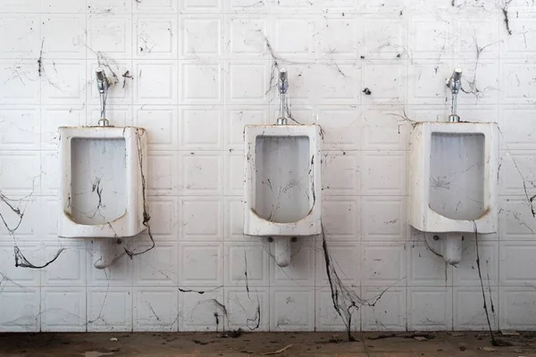 Elhagyott WC. sok pókhálók és szemetet elhagyott WC. — Stock Fotó