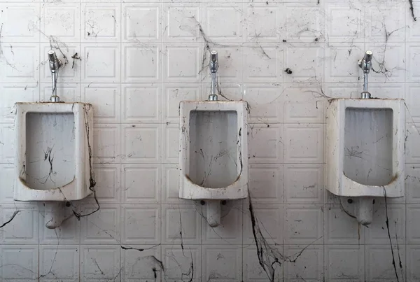 Verlassene Toilette. Spinnweben und Müll in verlassener Toilette. — Stockfoto