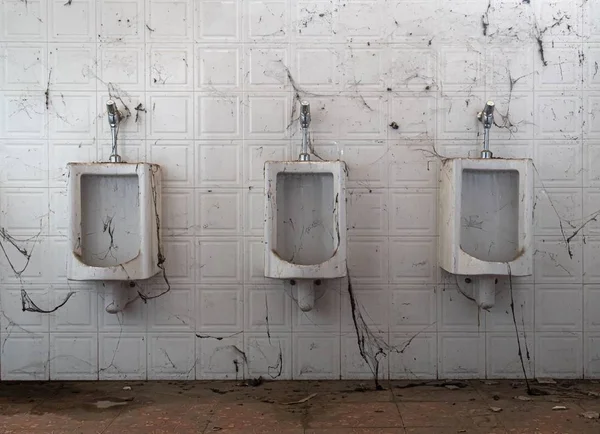 Terkedilmiş tuvalet. terk edilmiş tuvalette örümcek ağları ve çöp bir sürü. — Stok fotoğraf