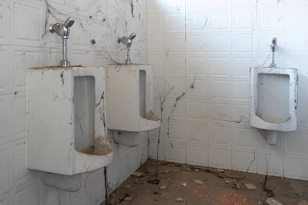 Покинутий туалет. багато павутин і сміття в покинутому туалеті . — стокове фото