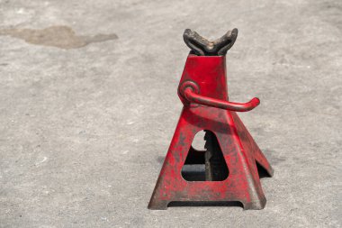Kullanılmış kırmızı yüksek asansör jakı yerde standı.