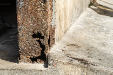 Çelik yapı kolonlarında pas ve kat sonrası destek.