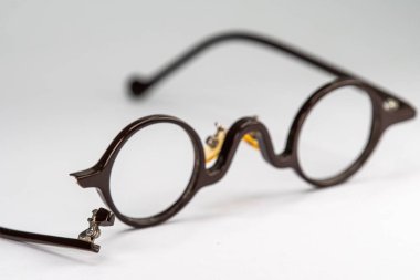 Beyaz arka plan üzerinde yalıtılmış bağbozumu yuvarlak gözlük.