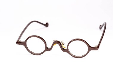 Beyaz arka plan üzerinde yalıtılmış bağbozumu yuvarlak gözlük.