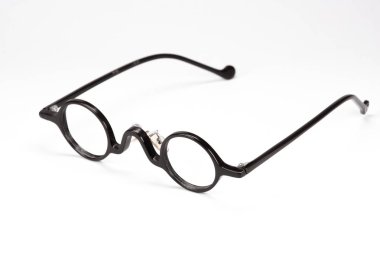 Beyaz arka plan üzerinde yalıtılmış bağbozumu yuvarlak gözlük.