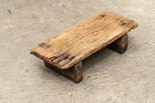 Silla muy baja exterior hecha de madera vieja —  Fotos de Stock