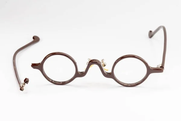 Vintage gafas redondas aisladas sobre fondo blanco . — Foto de Stock