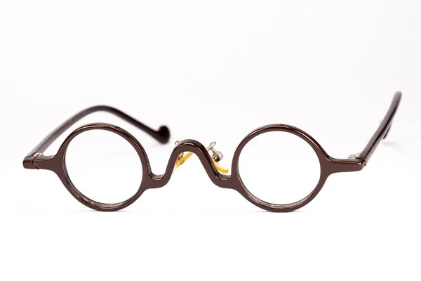 Vintage redondo óculos isolados no fundo branco . — Fotografia de Stock