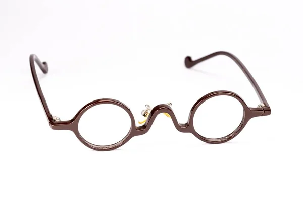 Vintage redondo óculos isolados no fundo branco . — Fotografia de Stock