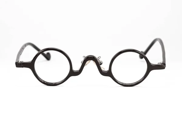 Vintage gafas redondas aisladas sobre fondo blanco . — Foto de Stock
