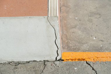 beton zemin ve adımlar çatlaklar