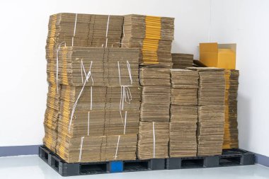 ürün paketleme ve teslimat için düz ambalaj karton kutu yığını.