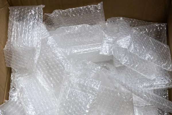 Bolsa de plástico de burbuja usada en caja de papel para reciclar . — Foto de Stock