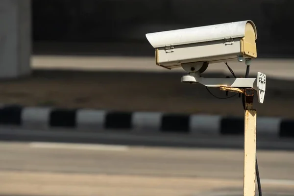 Vigilancia de seguridad cámara CCTV montada en poste de acero viejo . — Foto de Stock