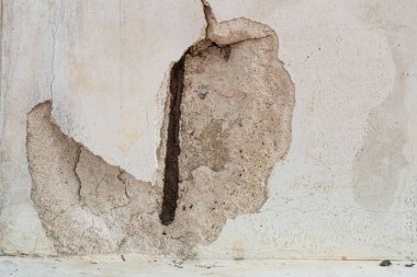 Içinde paslı çelik hat ile beton duvar.