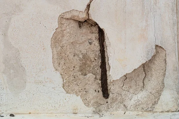 Τοίχος από σκυρόδεμα με σκουριασμένο χάλυβα γραμμή μέσα. — Φωτογραφία Αρχείου