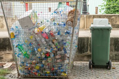 plastik ve kağıt geri dönüşüm sepeti ve yeşil kutu.