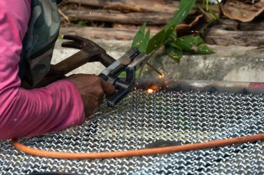 işçi kuş kafesi yapmak için elektrikli kaynak tel örgü kullanılır.