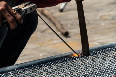 işçi kuş kafesi yapmak için elektrikli kaynak tel örgü kullanılır.