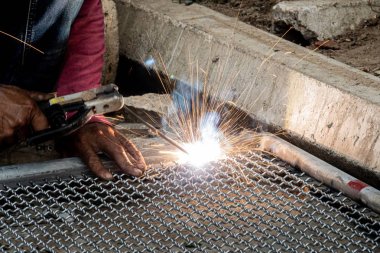 işçi kuş kafesi yapmak için elektrikli kaynak tel örgü kullanılır.