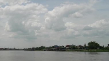 Chao Phraya Nehri Time-Lapse, gökyüzü ve bulut ile nehir üzerinde tekne.