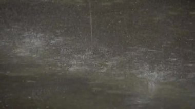 ocaklardan düşen şiddetli yağmur.