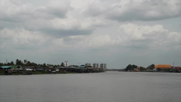 チャオプラヤー川タイムラプス 空と雲と川のボート — ストック動画