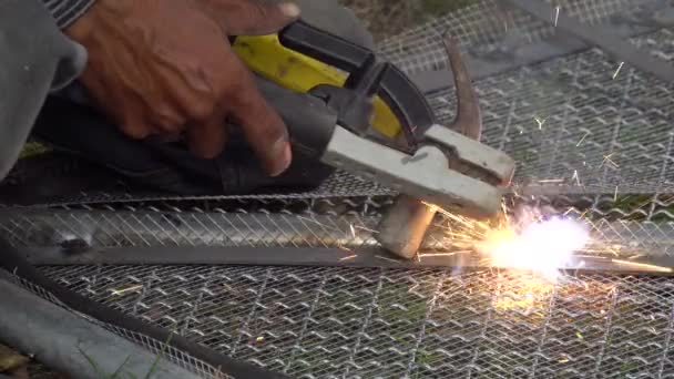 人使用角磨机没有盖护罩切割金属网 使鸟笼 — 图库视频影像