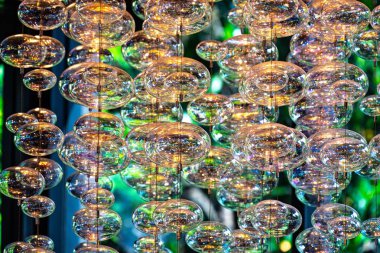 Baloncuk avizesini yakın çekimde seçici odaklı tavan ışığı.