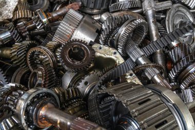 Hurdalıkta ya da hurdalıkta vites kutusu parçası seçici sikiş ile geri dönüşüm için kullanıldı