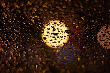 Bir cama renkli yağmur damla