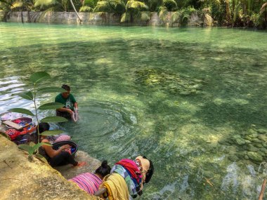 Kawasan şelaleler için yoldan ormanlarda Filipinler