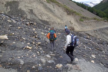 Paine kuleleri, Torres del Paine Milli Parkı Şili Patagonya, Şili'için iz boyunca insanlar. Cordillera Paine Punta Arenas 280 km kuzeyinde bulunan bir dağ gruptur. Cerro Paine Grande aralığının en yüksek olduğu