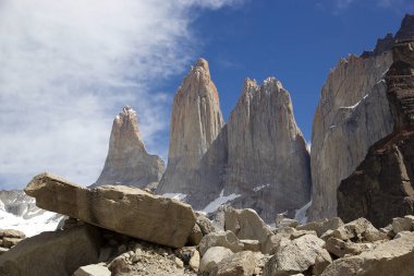 Torres del Paine Milli Parkı Şili Patagonya, Şili'de Torres del Paine. Cordillera Paine Punta Arenas 280 km kuzeyinde bulunan bir dağ gruptur. Cerro Paine Grande aralığının en yüksek olduğu