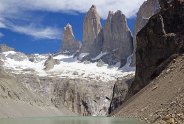 Paine ve lagün, Torres del Paine Milli Parkı Şili Patagonya, Şili'kuleleri. Cordillera Paine Punta Arenas 280 km kuzeyinde bulunan bir dağ gruptur. Cerro Paine Grande aralığının en yüksek olduğu