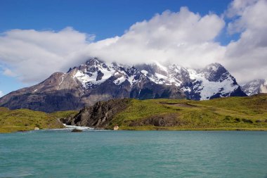 Dağ ve göl Pehoe Torres del Paine Milli Parkı'nda Magallanes bölgesinde, Güney Şili Pehoe nehir görünümünden. 