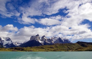 Cuernos del Paine tipik Patagonya hava ile görüntülemek Lake Pehoe Torres del Paine Milli Parkı'nda Magallanes bölgesinde, Güney Şili üzerinden. 