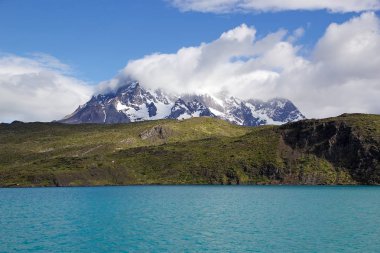 Dağ ve göl Pehoe Torres del Paine Milli Parkı'nda Magallanes bölgesinde, Güney Şili Pehoe nehir görünümünden. 
