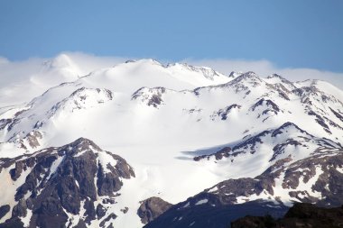 Gri buzul, Torres del Paine Milli Parkı Magallanes bölgesinde, Güney Şili için patika boyunca kar ile Dağları.