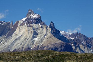 Cuernos del Paine mavi gökyüzü ile görüntülemek Lake Pehoe Torres del Paine Milli Parkı'nda Magallanes bölgesinde, Güney Şili üzerinden. 