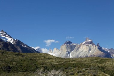 Cuernos del Paine mavi gökyüzü Torres del Paine Milli Parkı'nda Magallanes bölgesinde, Güney Şili ile. 