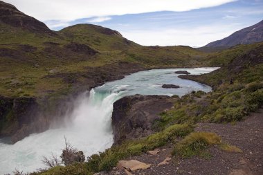 Paine Paine nehir Torres del Paine Milli Parkı'nda Magallanes bölgesinde, Güney Şili sebebi boyunca şelale. 