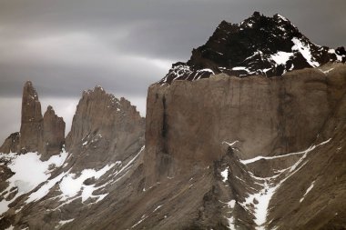 Cuernos del Paine ve Torres del Paine tipik Patagonya hava Torres del Paine Milli Parkı'nda Magallanes bölgesinde, Güney Şili ile. 