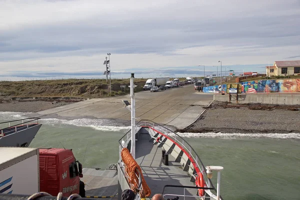 Feribot Tierra del Fuego Macellan Boğazı'nın Magallanes, Şili ve bölgedeki Arjantin sınırına yakın boyunca Bahia Azul terminal. 
