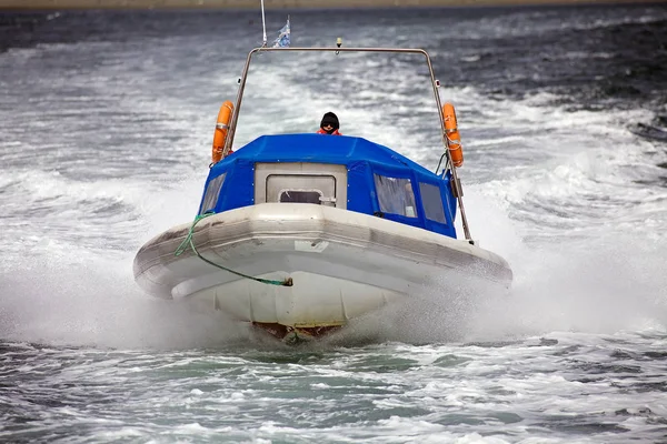Prędkość Łodzi Przed Wyspą Kanał Beagle Argentyna Kanał Beagle Jest — Zdjęcie stockowe